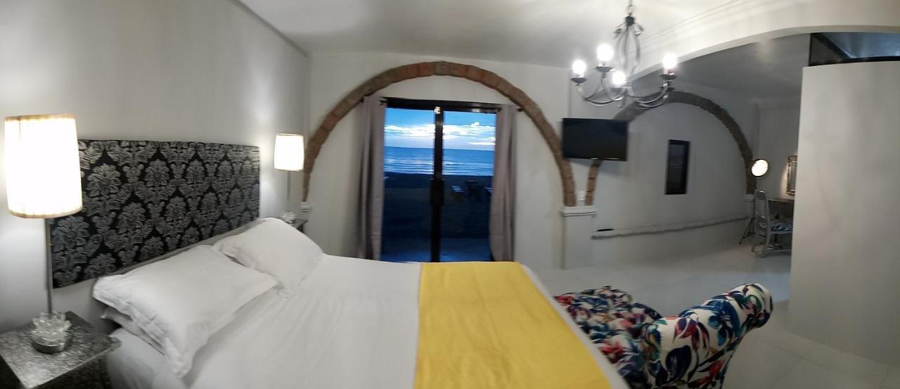 Sunbloom Beachfront Hotel And Restaurant Zambales Sinabacan Esterno foto
