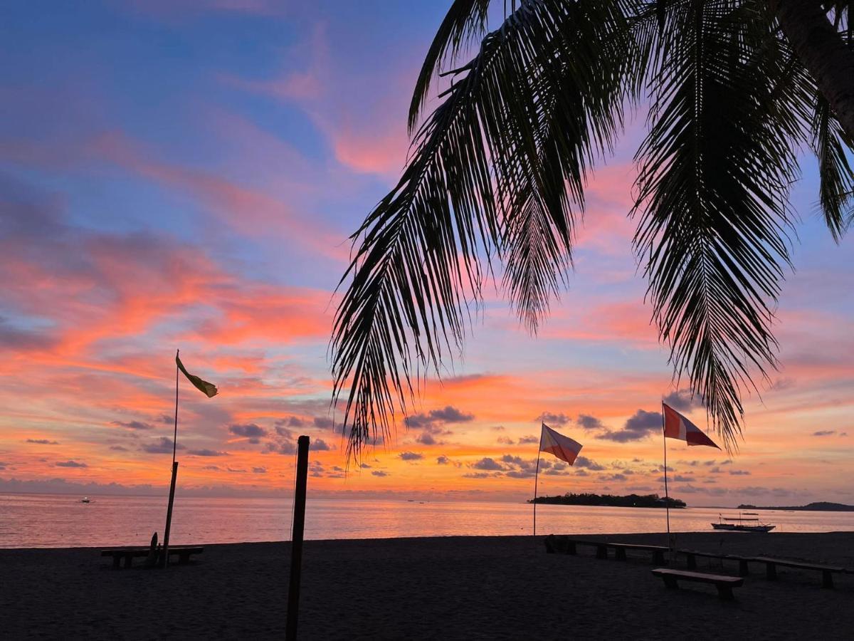 Sunbloom Beachfront Hotel And Restaurant Zambales Sinabacan Esterno foto