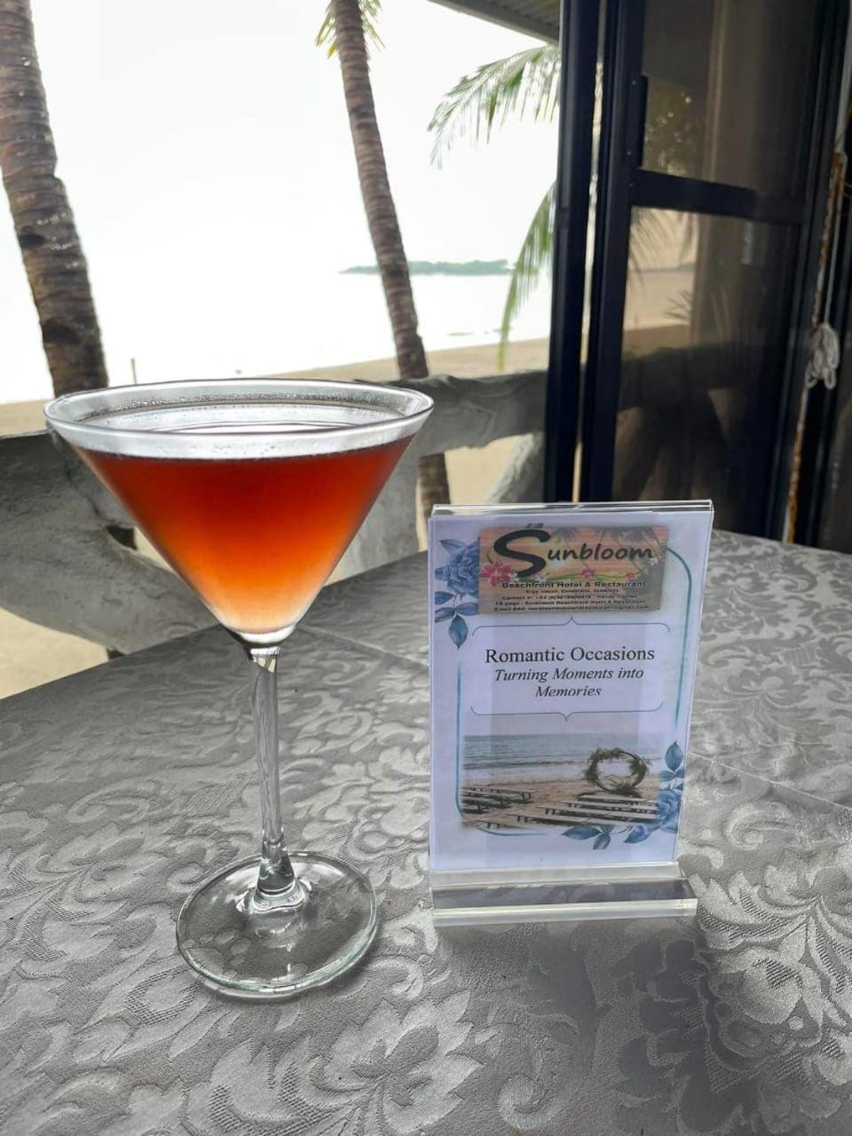 Sunbloom Beachfront Hotel And Restaurant Zambales Sinabacan Esterno foto