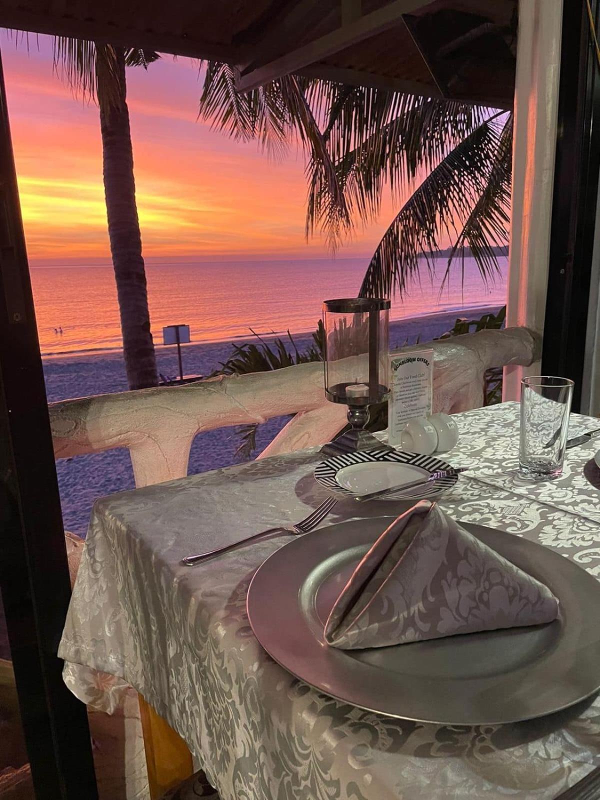 Sunbloom Beachfront Hotel And Restaurant Zambales Sinabacan Esterno foto