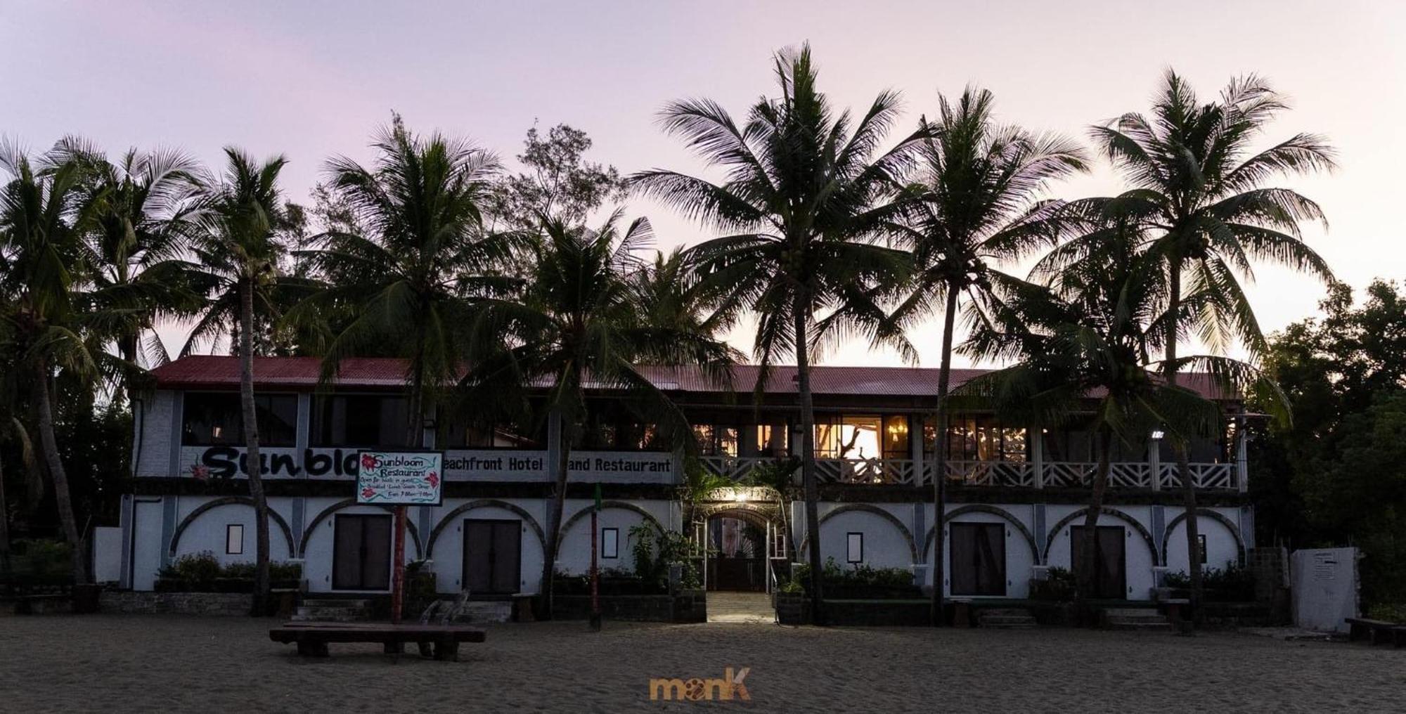 Sunbloom Beachfront Hotel And Restaurant Zambales Sinabacan Esterno foto