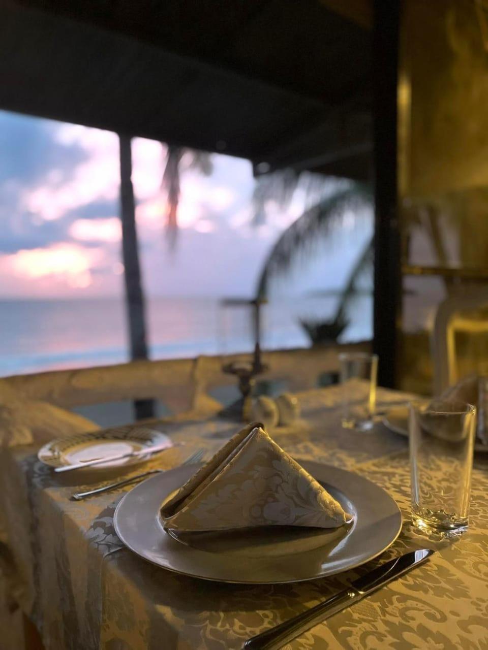 Sunbloom Beachfront Hotel And Restaurant Zambales Sinabacan Esterno foto
