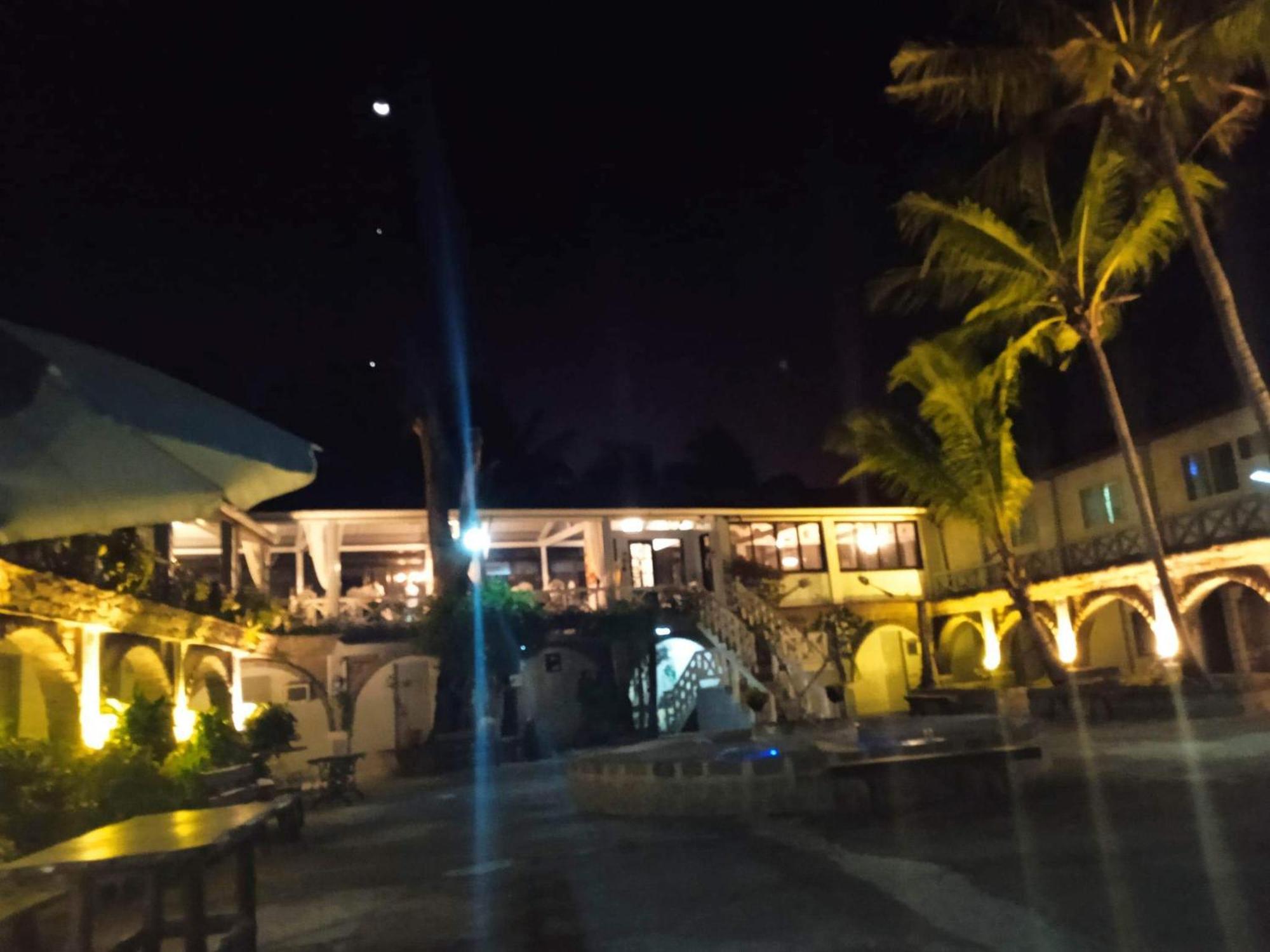 Sunbloom Beachfront Hotel And Restaurant Zambales Sinabacan Camera foto